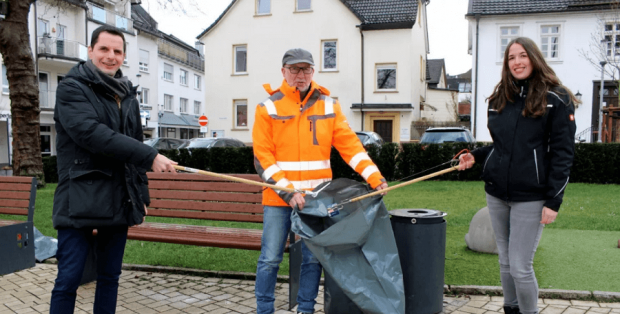 Bürgermeister Christian Pospischil (links), Karl Schulte vom Baubetriebshof und Chiara Sopart vom Sachgebiet Klima, Umwelt, Mobilität der Hansestadt Attendorn.